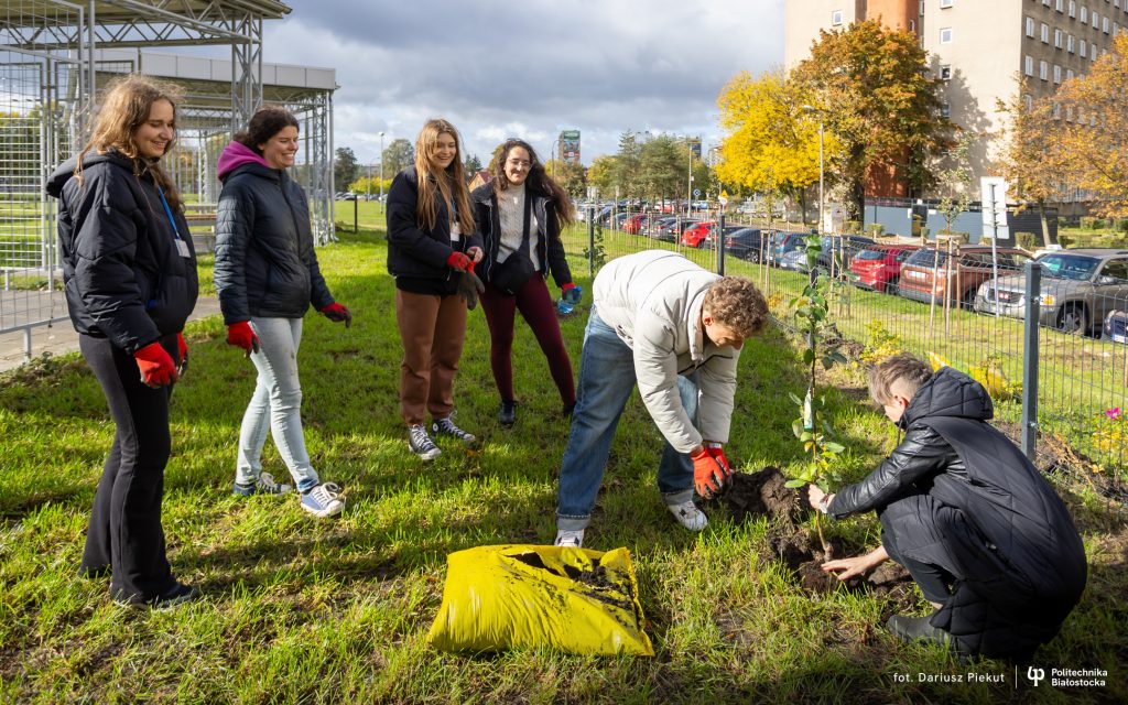 Wolontariusze z siedmiu krajów zazieleniali kampus Politechniki Białostockiej w ramach „My Green University 2.0”