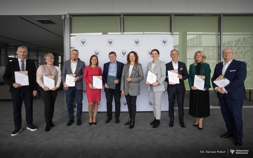 Najaktywniejsi pracownicy z wyróżniającą oceną okresową w latach 2023-2024 odebrali gratulacje Rektor