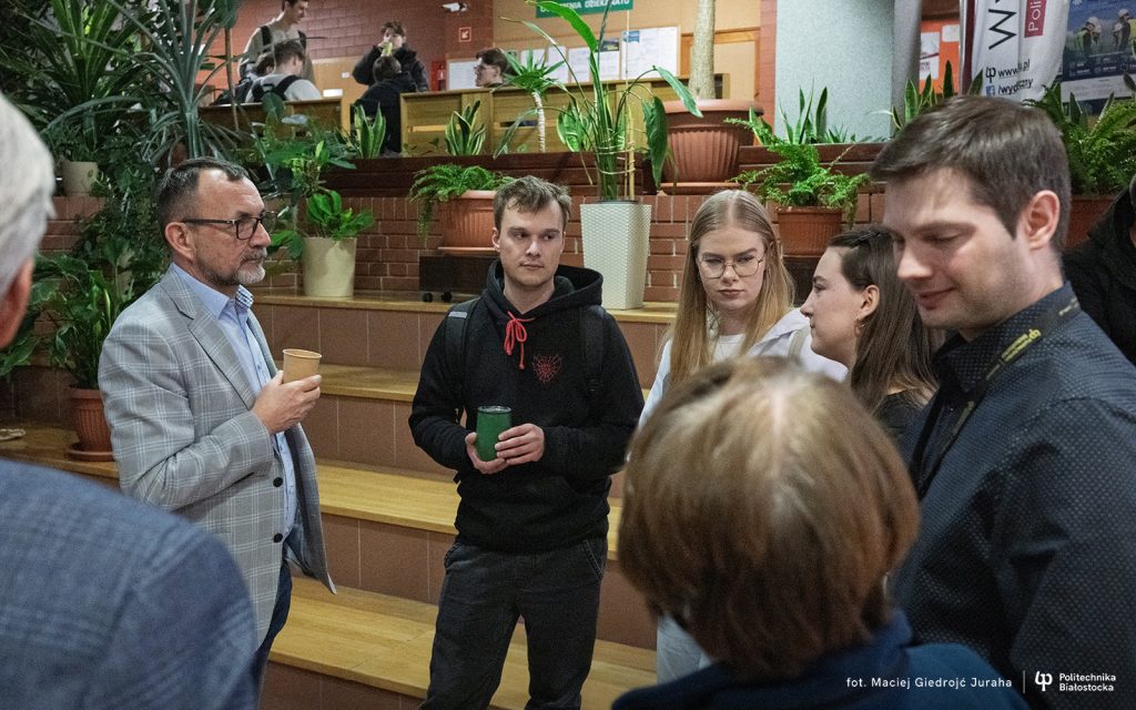 Kawka z Profesorem w Politechnice Białostockiej. Wieczorna rozmowa studentów z dr. inż. Sławomirem Kwiećkowskim z Wydziału Elektrycznego
