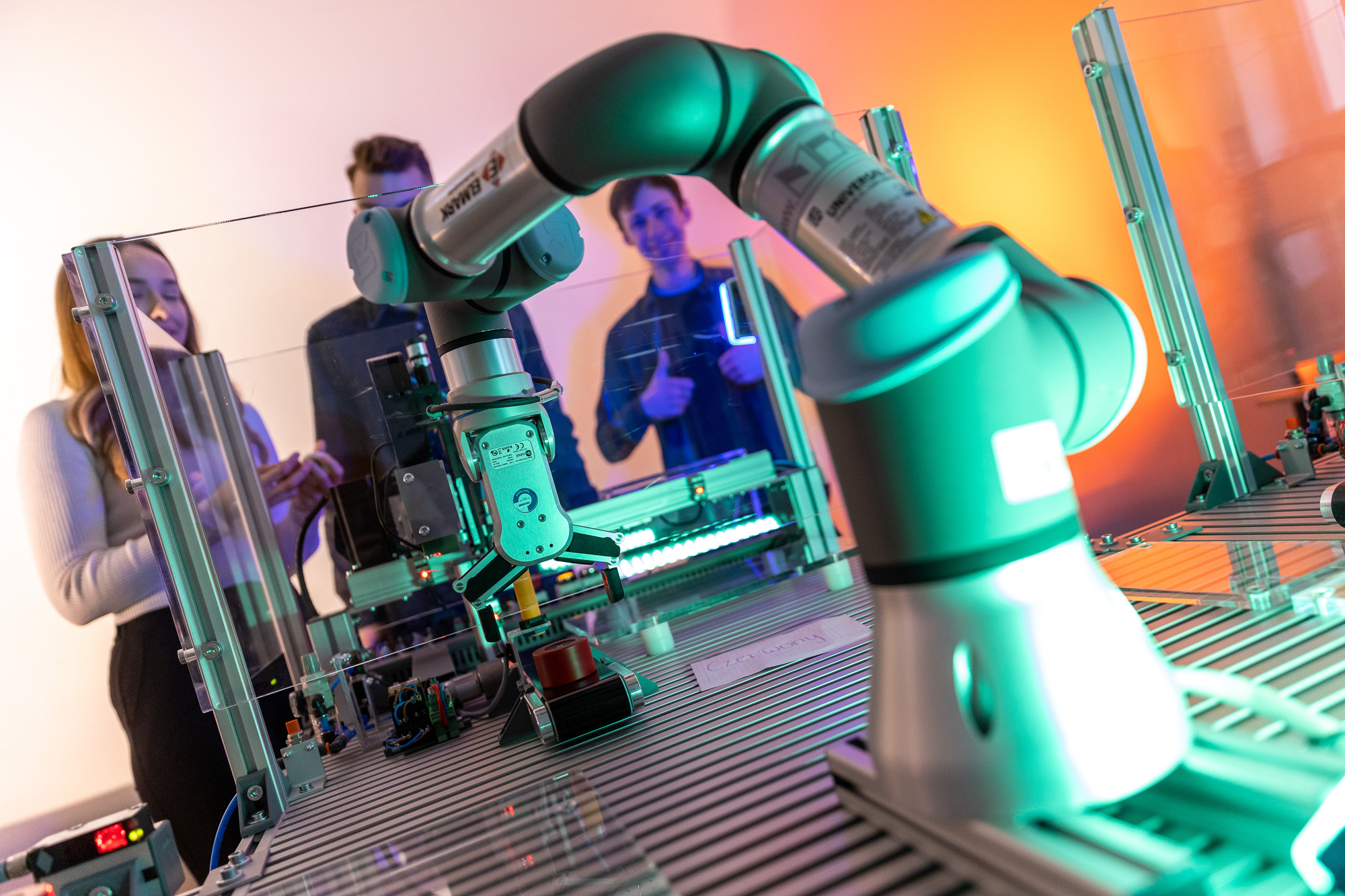 studenci sterują robota