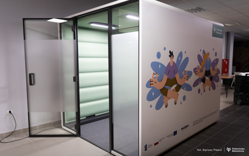 Kabiny akustyczne w Politechnice Białostockiej. Zapewniają komfortową przestrzeń studentom i pracownikom