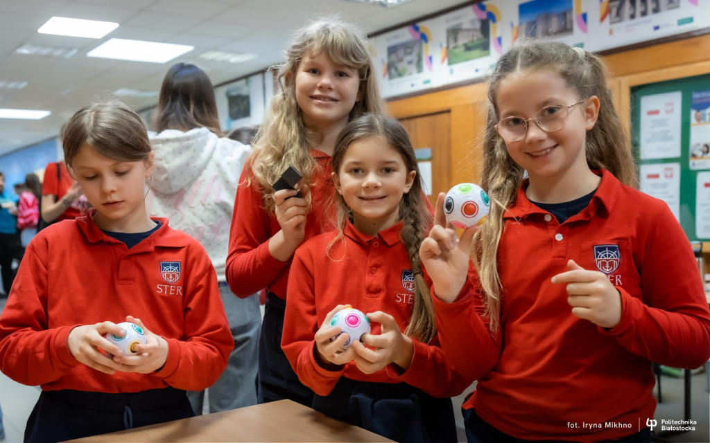 Dzień Liczby Pi w Politechnice Białostockiej. Kolorowy π-knik i pełne sale wykładowe