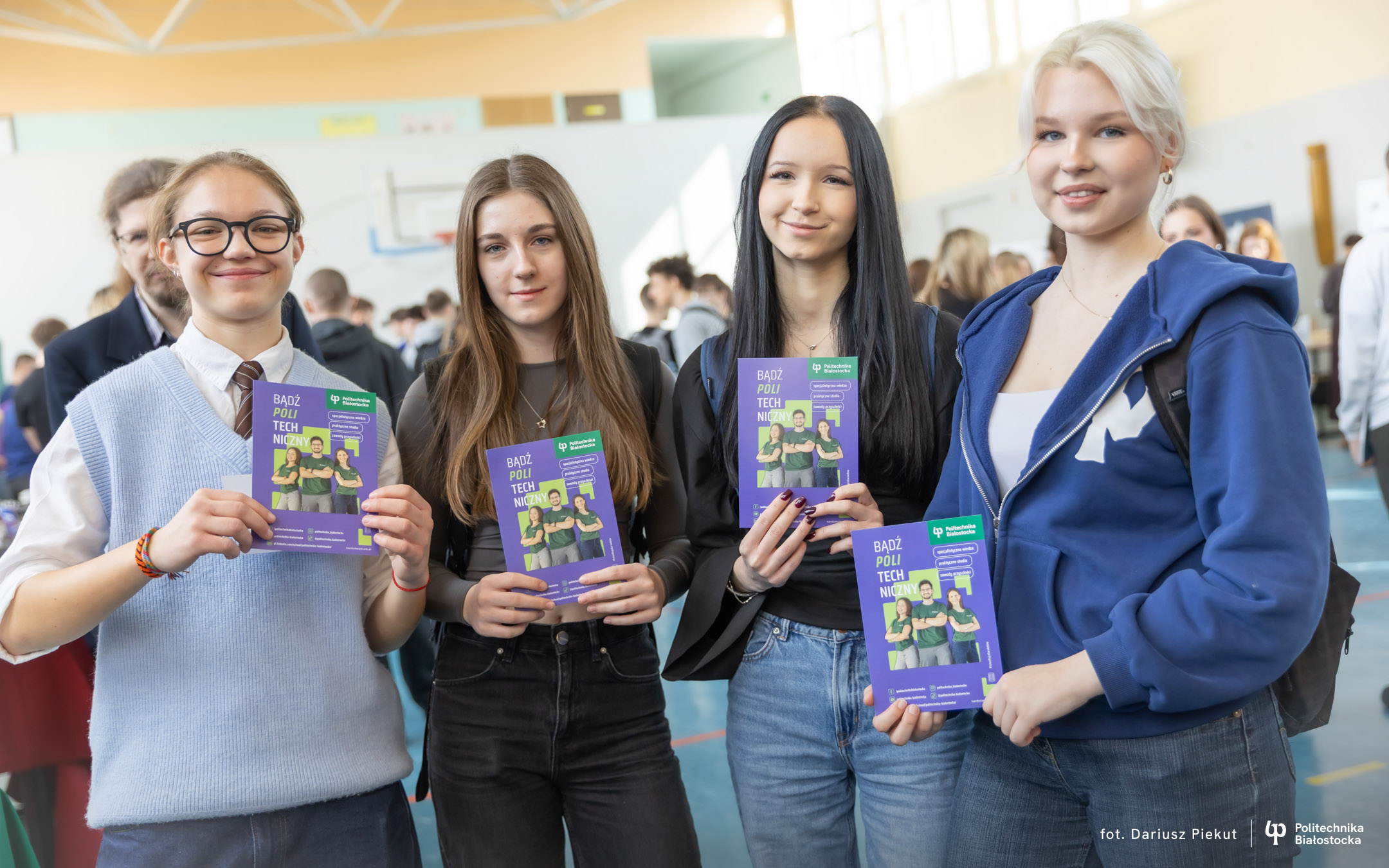cztery uczennice z Pisza pozują z ulotkami Politechniki Białostockiej