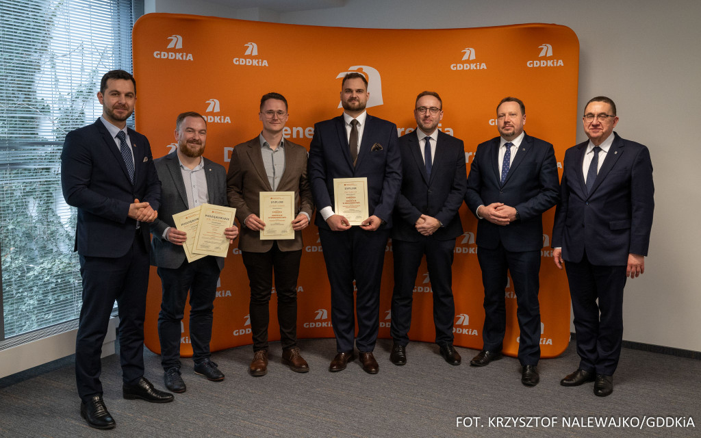 siedmiu mężczyzn podczas gali nagród GDDKiA