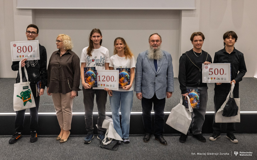 grupowe zdjęcie laureatów konkursu Invent Your Game