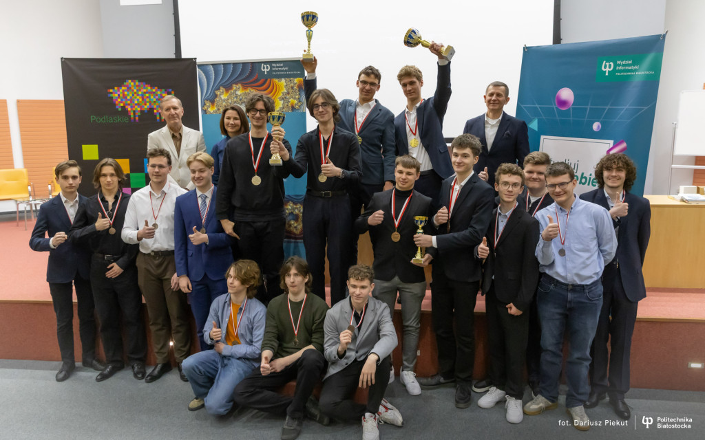 grupa laureatów konkursu Matematyka Stosowana podnosi puchary w geście triumfu