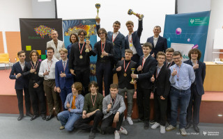 grupa laureatów konkursu Matematyka Stosowana podnosi puchary w geście triumfu