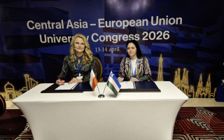 moment podpisania umowy: Katarzyna Halicka i kobieta z uczelni w Samarkandzie