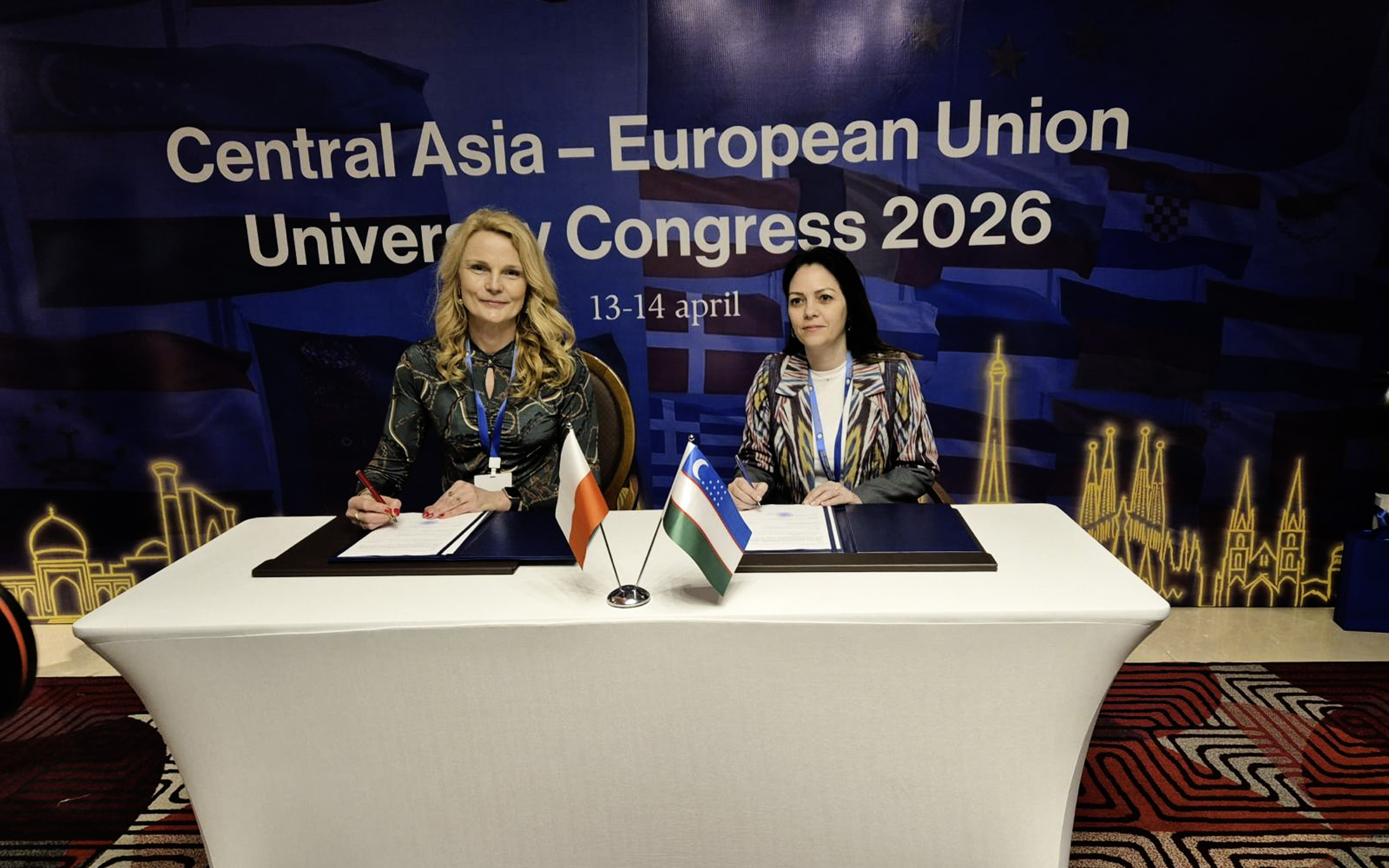 moment podpisania umowy: Katarzyna Halicka i kobieta z uczelni w Samarkandzie