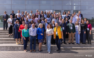 grupowe zdjęcie ponad 40 osób, uczestników International Staff Week 2026
