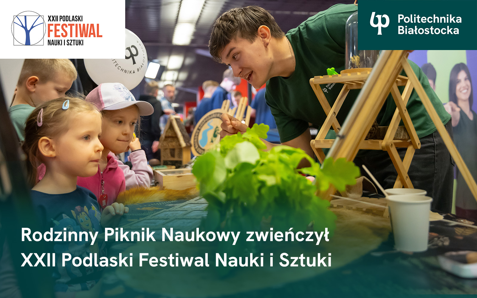 dzieci przy stoisku rozmawiają ze studentem Politechniki Białostockiej. Dodany tekst: Rodzinny Piknik Naukowy zwieńczył XXII Podlaski Festiwal Nauki i Sztuki