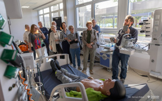 seniorzy skupieni wokół aparatury w laboratorium