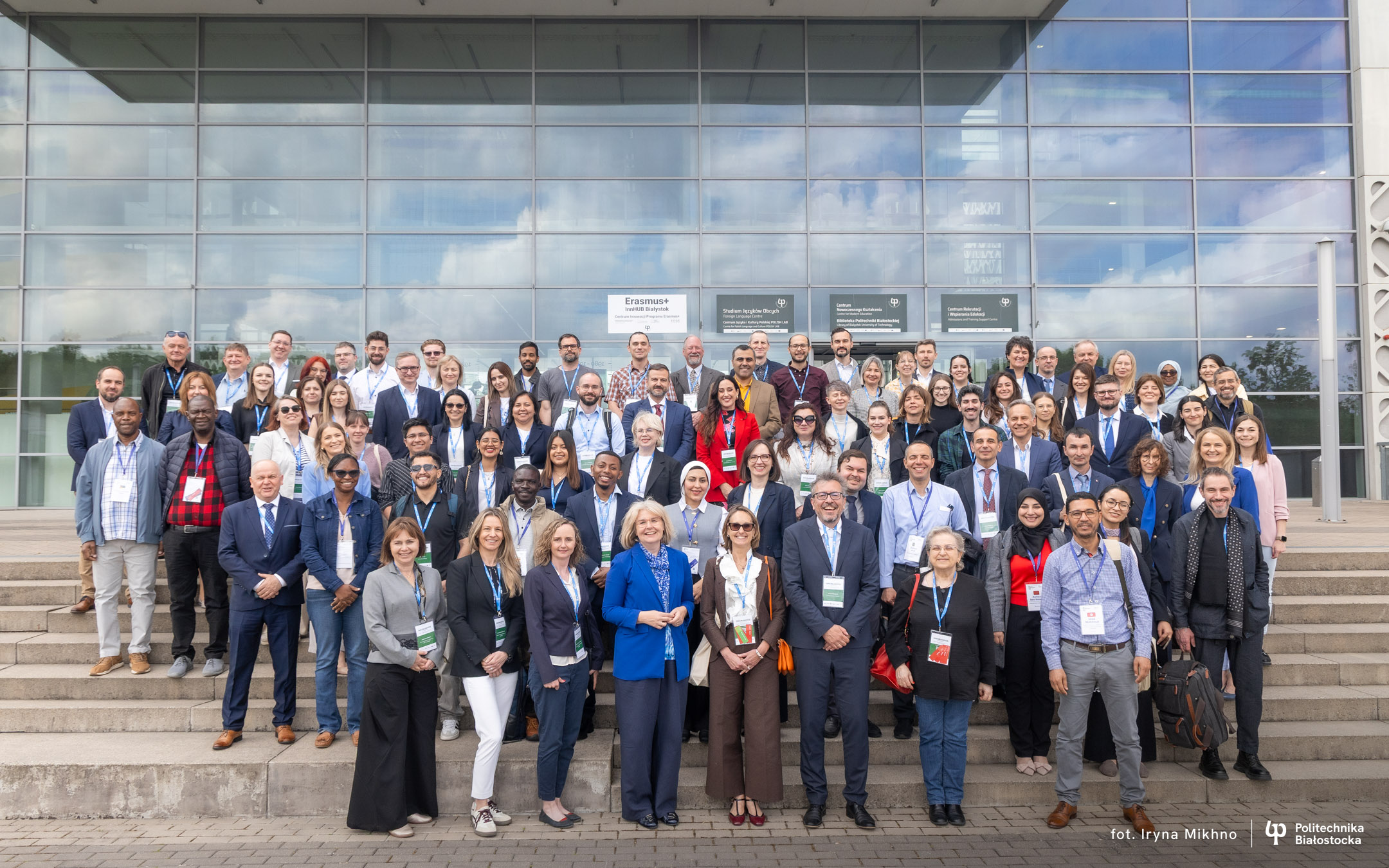 zdjęcie grupowe uczestników konferencji INNOBuild2026