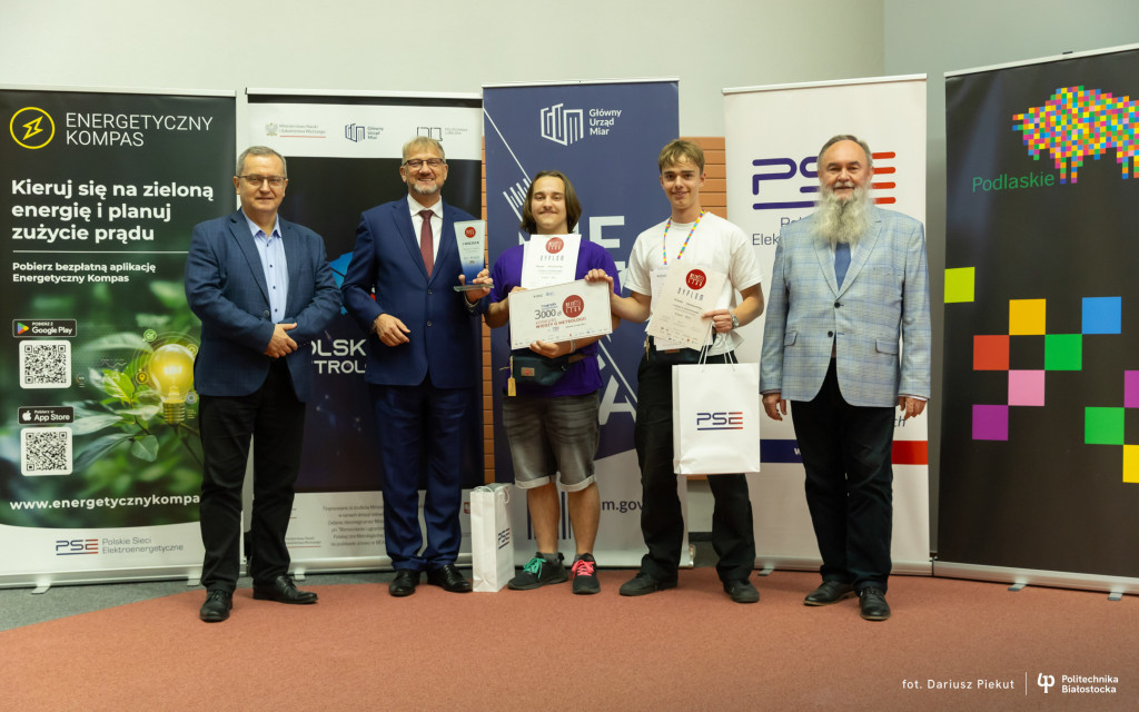 dwóch uczniów - zwycięzców konkursu Metroliga 2026 w towarzystwie 3 mężczyzn, organizatorów konkursu