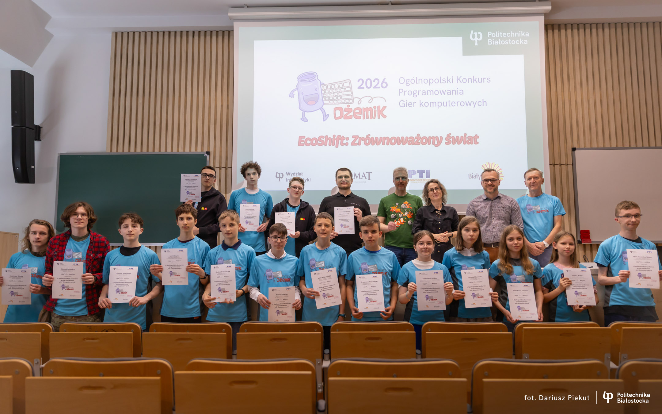 zdjęcie grupowe finalistów konkursu Dżemik 2026 na auli Wydziału Informatyki