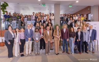 około 60 osób pozuje do zdjęcia grupowego uczestnicy konferencji