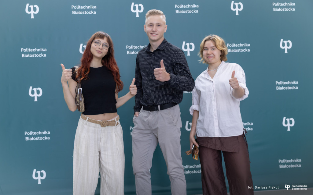 Troje studentów na ściance