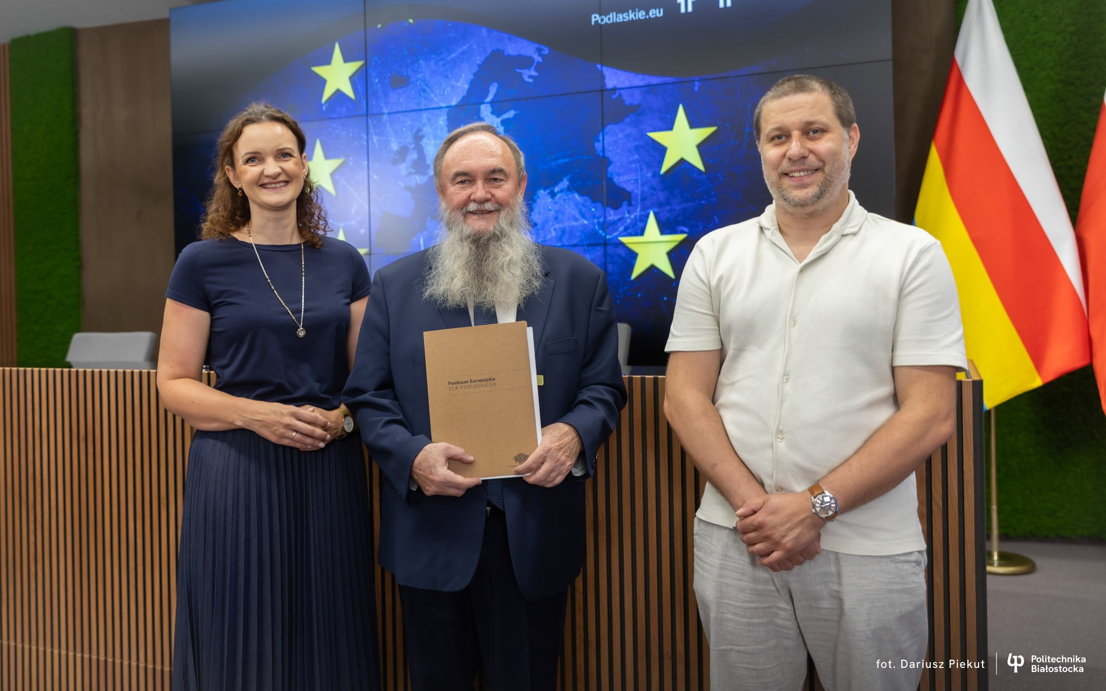 Na zdjęciu dwóch mężczyzn i kobieta