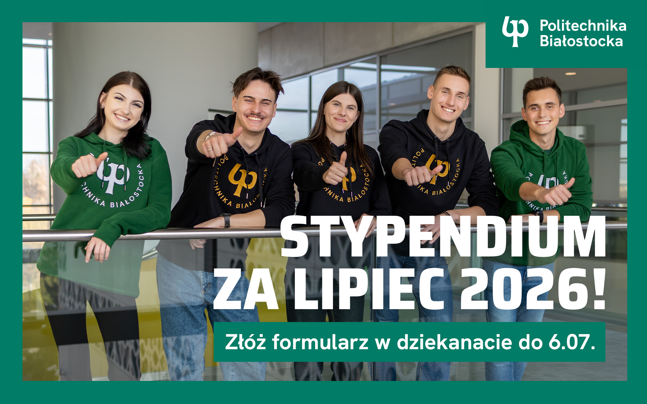 trzech studentów i dwie studentki w ujęciu grupowym