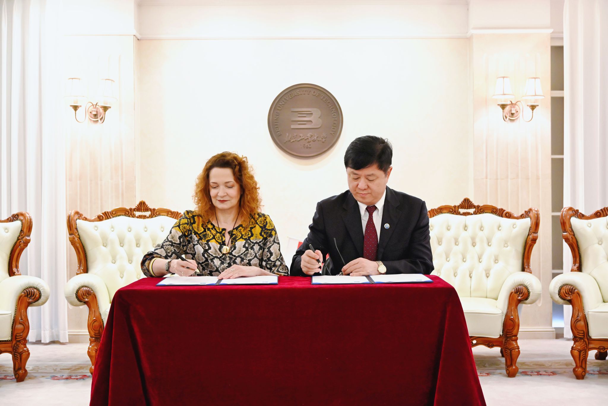 Rektor podpisuje umowę z Qiau Junfei, Prezydent Beijing University of Technology.