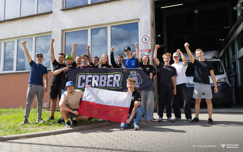 grupowe zdjęcie członków drużyny Cerber Motorsport