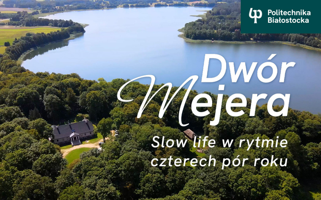 zdjecie Dworu Mejera w otoczeniu lasów, nad jeziorem - widok z góry