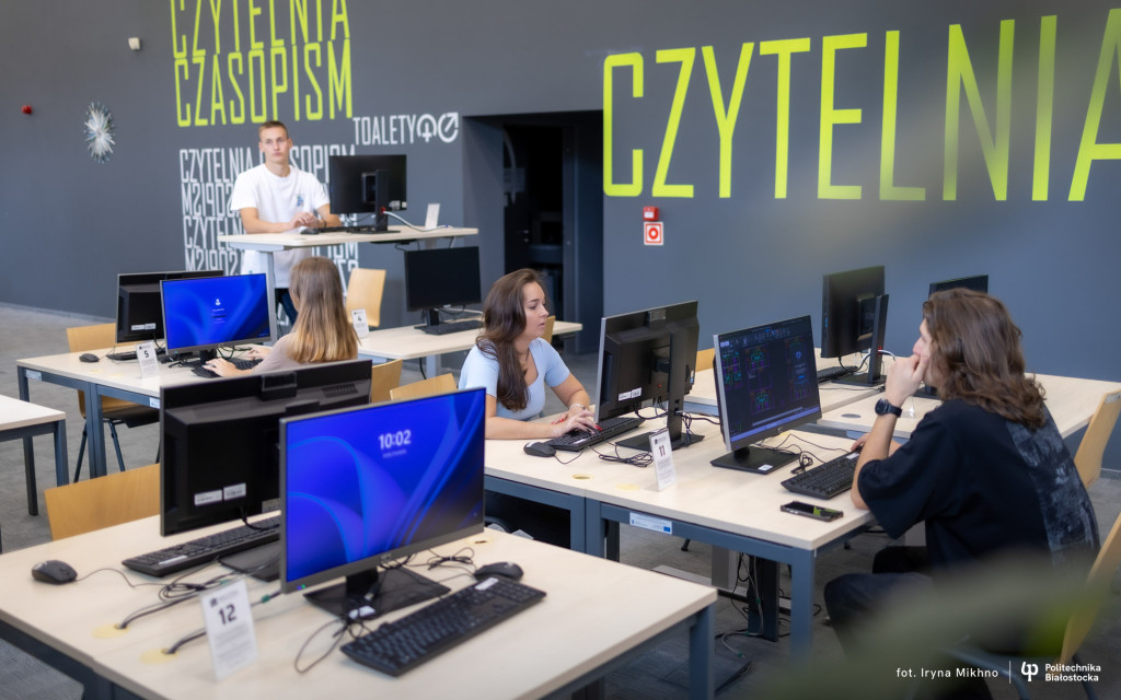 studenci przy komputerach w czytelni PB