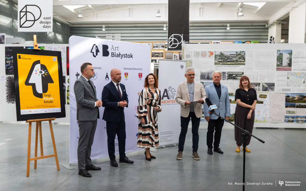 grupa ludzi - Konferencja zapowiadająca wydarzenie z udziałem mediów
