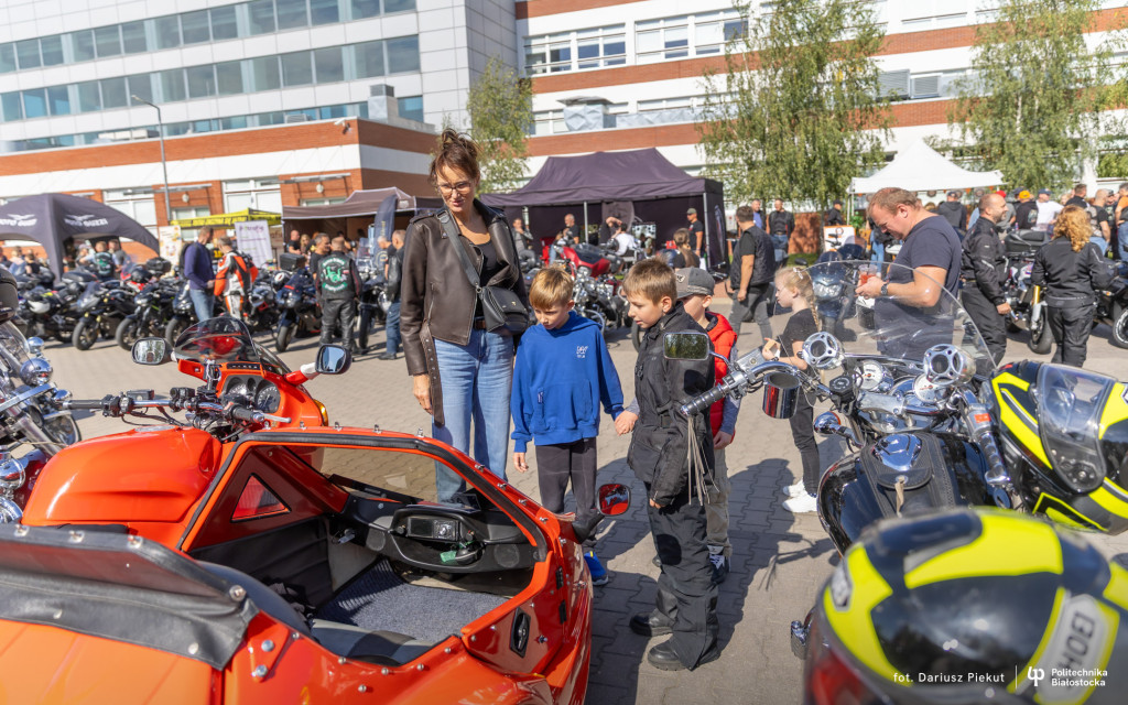 Rodziny z dziećmi oraz motocykliści i pojazdy na kampusie Politechniki Białostockiej
