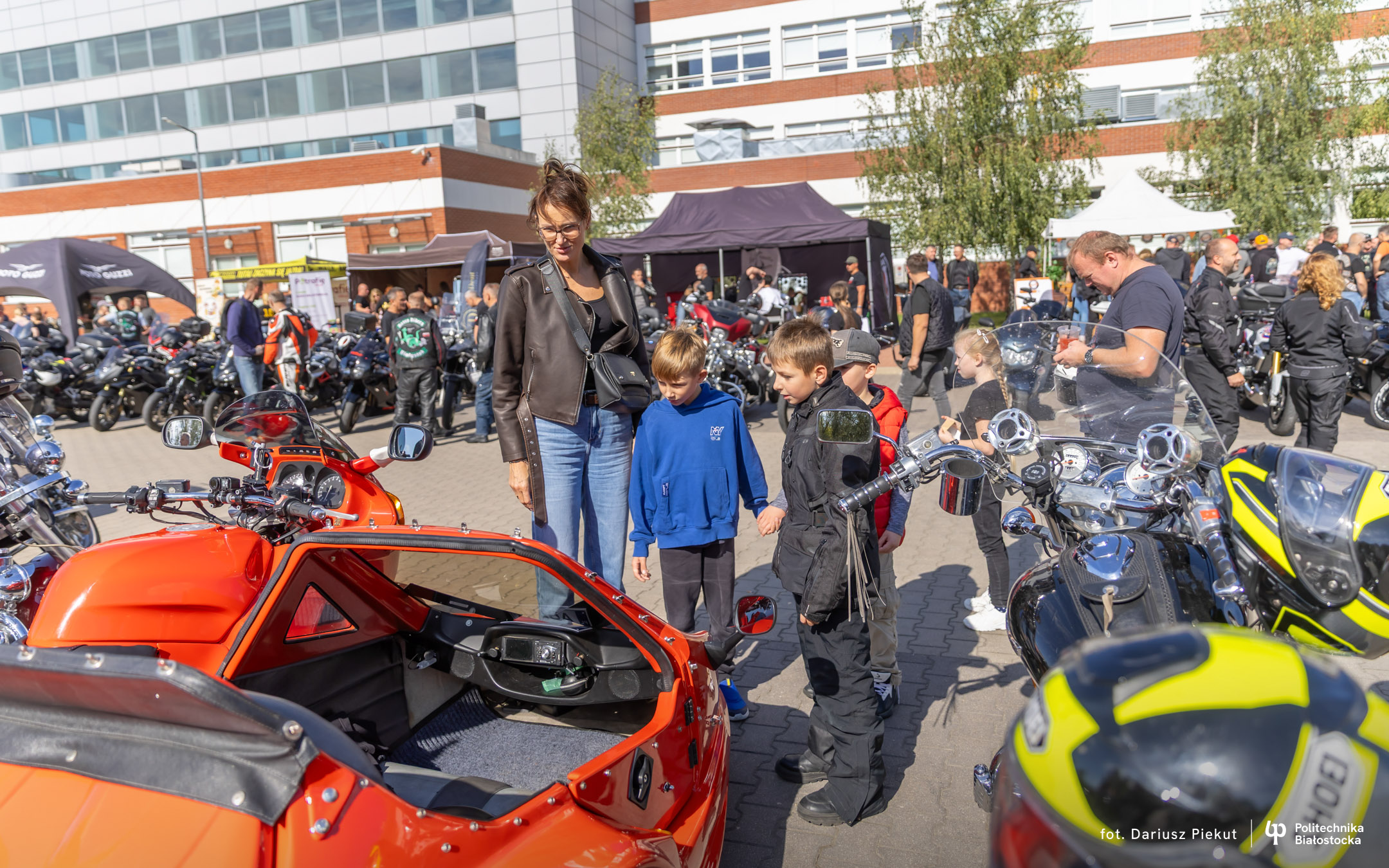 Rodziny z dziećmi oraz motocykliści i pojazdy na kampusie Politechniki Białostockiej