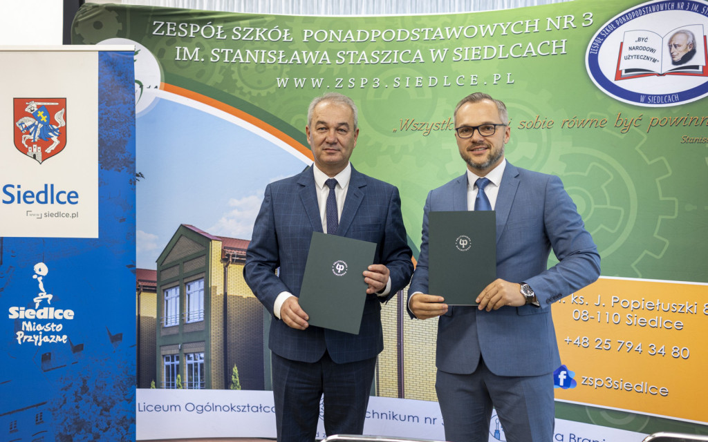 dr hab. inż. Jacek Mariusz Żmojda, prof. PB, Prorektor ds. studenckich Politechniki Białostockiej oraz Krzysztof Grzegorczuk, Dyrektor Zespołu Szkół Ponadpodstawowych nr 3 im. Stanisława Staszica w Siedlcach.