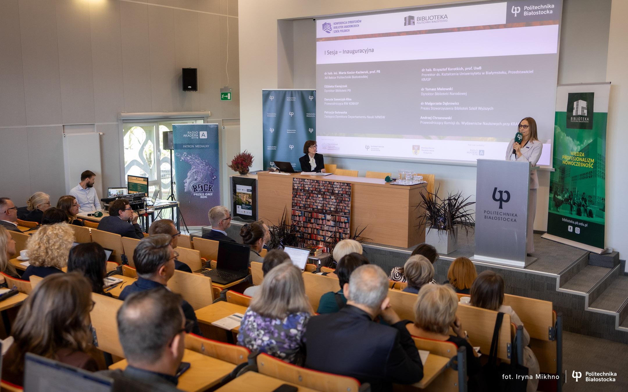 zdjęcie prelegentki przy mównicy w sali pełnej słuchaczy w Centrum Nowoczesnego Kształcenia PB