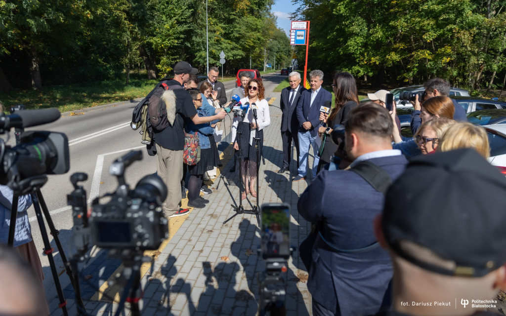 Konferencja prasowa przy nowym przystanku