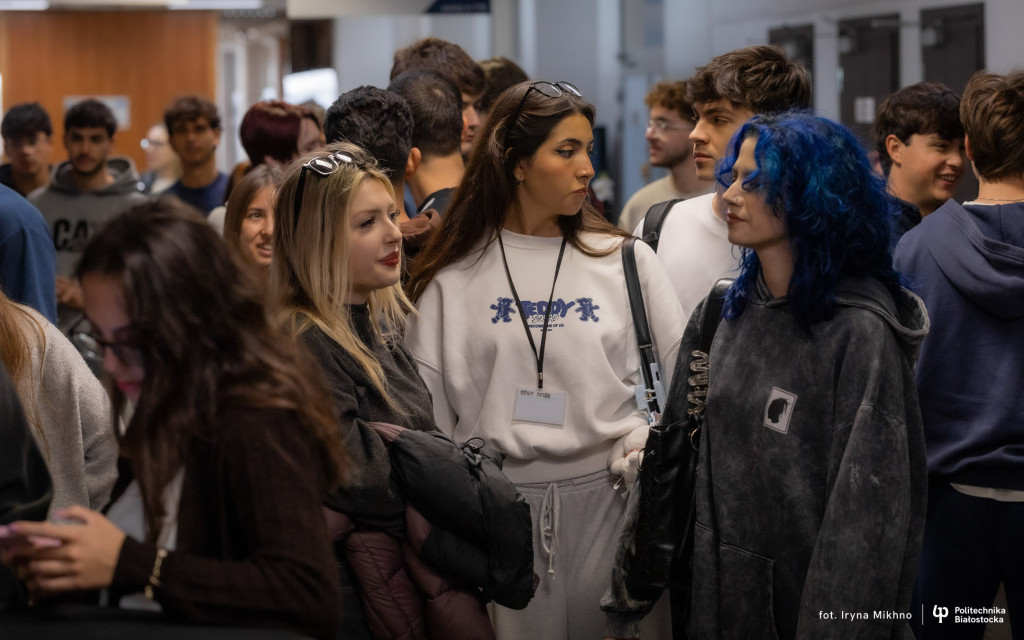 grupa studentów z zagranicy rozmawiająca na holu Wydziału Informatyki podczas welcome dinner