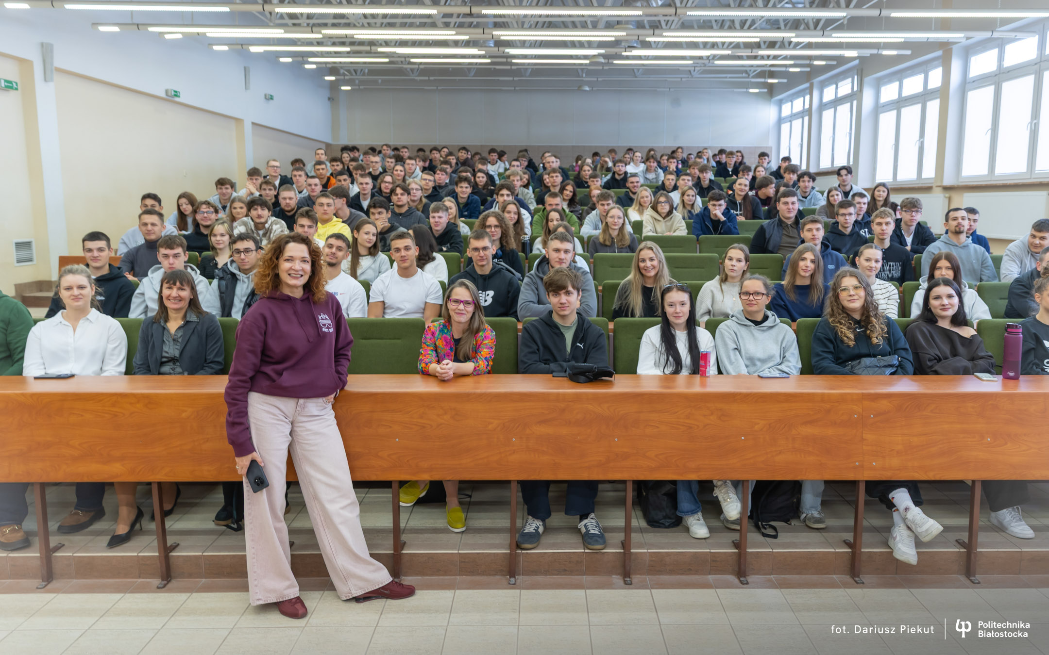 studenci siedzący w auli, przed nimi Rektor PB