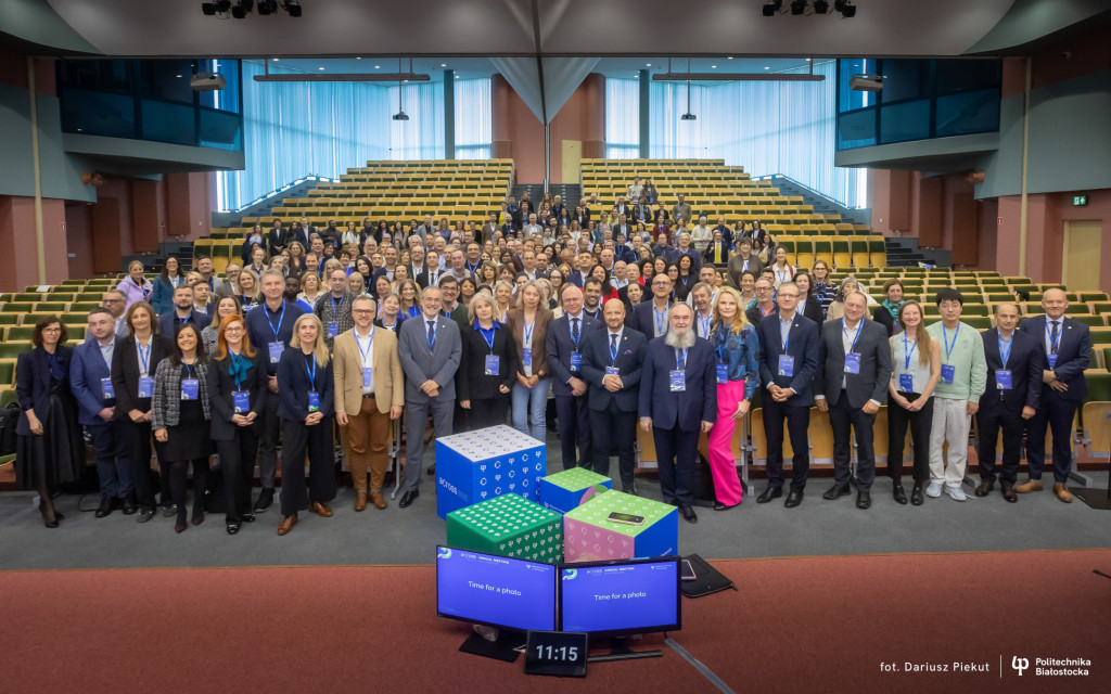 zdjęcie grupowe podczas otwarcia Across Annual Meeting
