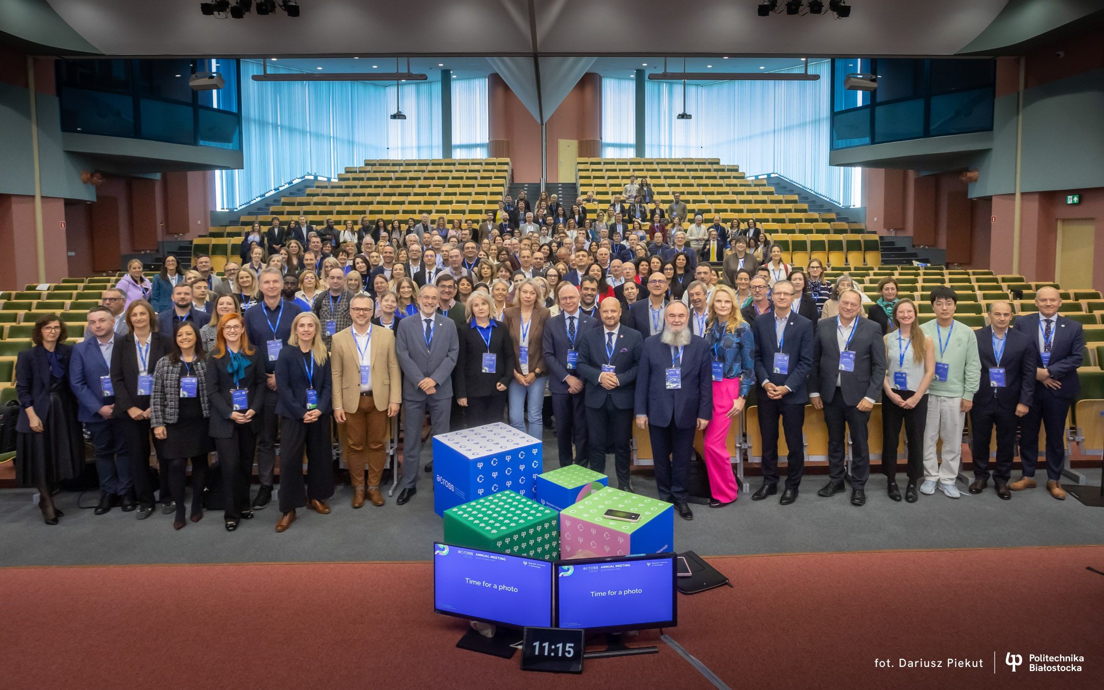 zdjęcie grupowe podczas otwarcia Across Annual Meeting