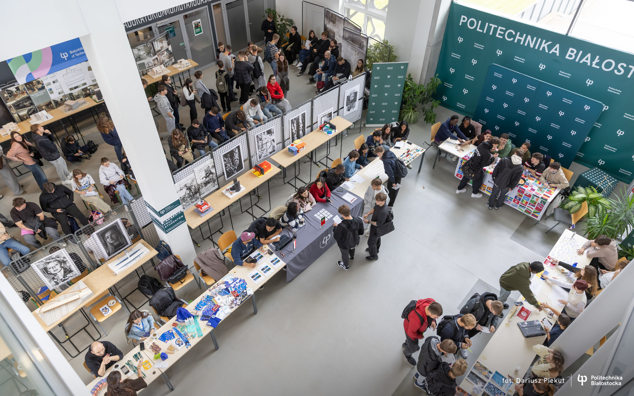 hol CNK wypełniony uczestnikami Across Students Fair
