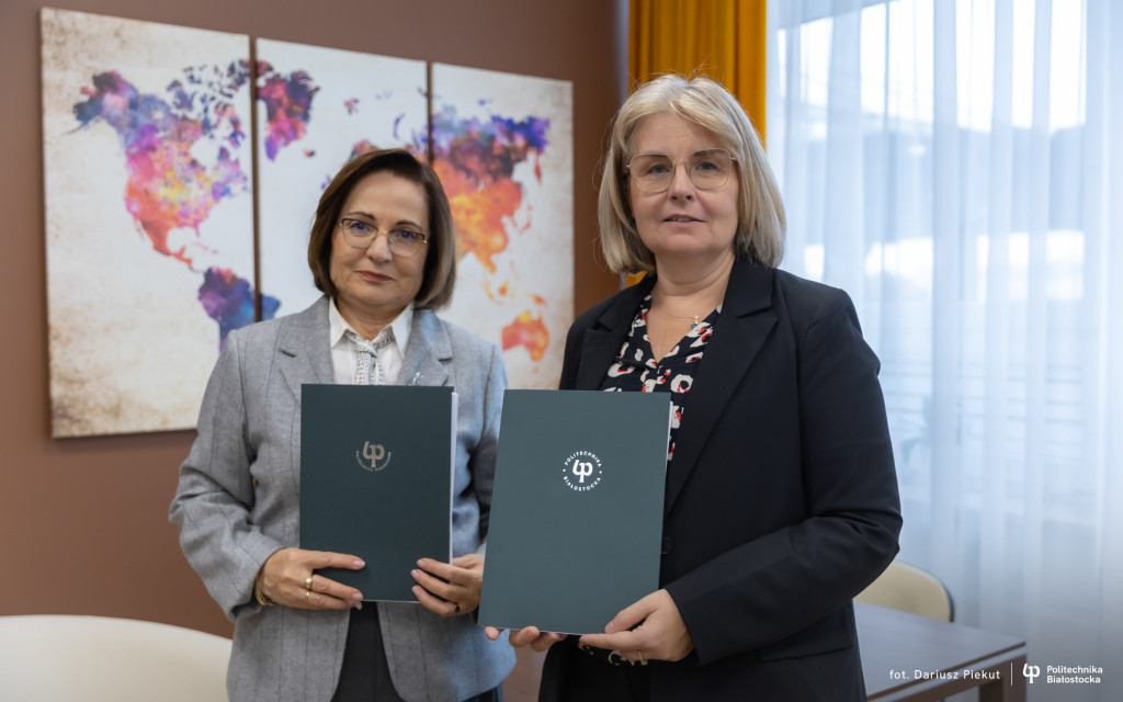 Vasilika Kume i Dorota Krawczyk pozują z umowami