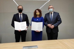 Podpisanie porozumienia, którego sygnatariuszami są rektor uczelni dr hab. inż. Marta Kosior-Kazberuk oraz dr Piotr Dardziński, Prezes Łukasiewicza