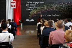 Uczeń i nauczyciel LO PB z medalami "Diligentiae - za pilność"