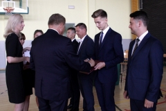 Uczeń i nauczyciel LO PB z medalami "Diligentiae - za pilność"