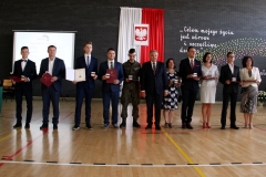 Uczeń i nauczyciel LO PB z medalami "Diligentiae - za pilność"