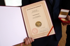 Uczeń i nauczyciel LO PB z medalami "Diligentiae - za pilność"