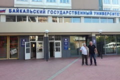 Kierownicy grupy rosyjskiej (prof. S. Buzmakov) i polskiej (prof. S. Bakier) na tle Bajkalskiego Uniwersytetu Państwowego w Irkucku (fot. D. Andrejev)