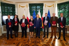 Zespół ekspertów Prezydenta Białegostoku ds. opracowania Strategii Rozwoju Miasta Białegostoku na lata 2021-2030. Od lewej stoją: Andrzej Parafiniuk, Anna Augustyn, Jarosław Antychowicz, Dorota Perło, Tadeusz Truskolaski, Bartosz Czarnecki, Piotr Banaszuk, Bogusław Plawgo.