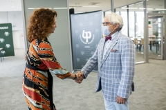Rektor-Kosior-Kazberuk-przyjmuje-gratulacje-z-rąk-wiceministra-Maksymowicza