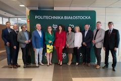 Rektor i dyrektorzy instytutów w kadencji 2020-2024. Od lewej stoją: dr hab. inż. arch. Bartosz Czarnecki, prof. PB; dr hab. inż. Andrzej Ruszewski; prof. dr hab. Jarosław Perszko; prof. dr hab. inż. Władysław Gardziejczyk; dr hab. inż. Izabela Bartkowska, prof. PB; dr hab. inż. Marta Kosior-Kazberuk, prof. PB; dr hab. Katarzyna Czerewacz-Filipowicz, prof. PB; dr hab. Agnieszka Malinowska, prof. PB; prof. dr hab. inż. Krzysztof Jan Kurzydłowski; prof. dr hab. inż. Sławomir Bakier; dr hab. inż. Szczepan Piszczatowski. fot. M. Topczewska (WI)