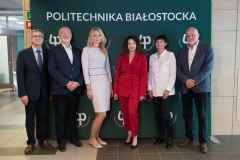 Rektor i Dziekani w kadencji 2020-2024. Od lewej stoją: dr hab. inż. Bogusław Butryło, prof. PB; prof. dr hab. inż. Michał Bołtryk; dr hab. inż. Katarzyna Halicka, prof. PB; dr hab. inż. Marta Kosior-Kazberuk, prof. PB; dr hab. Dorota Mozyrska, prof. PB; dr hab. inż. Roman Kaczyński, prof. PB. fot. M. Topczewska (WI)