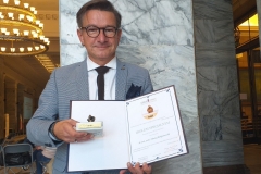 Maciej Kłopotowski prezentuje statuetkę i dyplom Idola Specjalnego